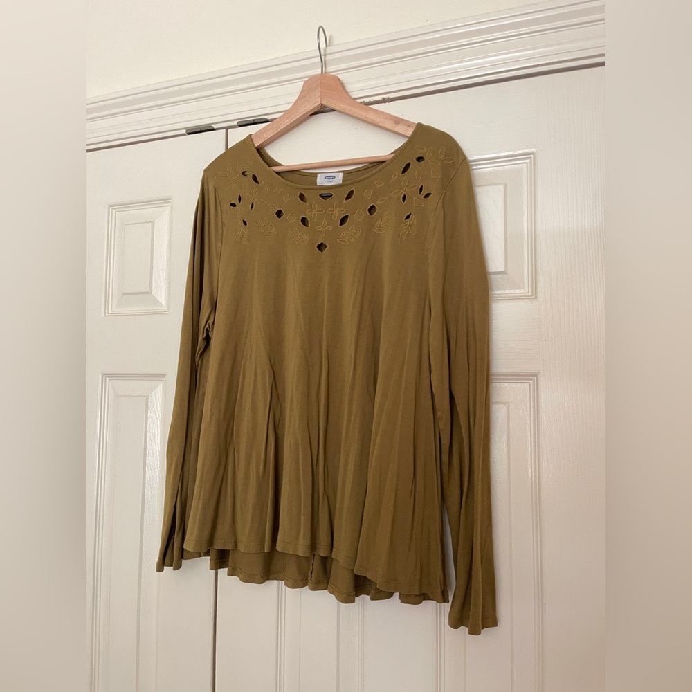Old Navy olive green lace cutout neckline top XL